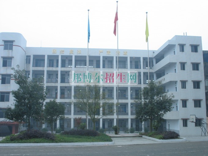 南充信息工程職業(yè)學(xué)校2016年報(bào)名條件、招生對(duì)象