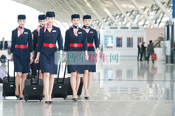 成都學空中乘務(wù)哪個學校好