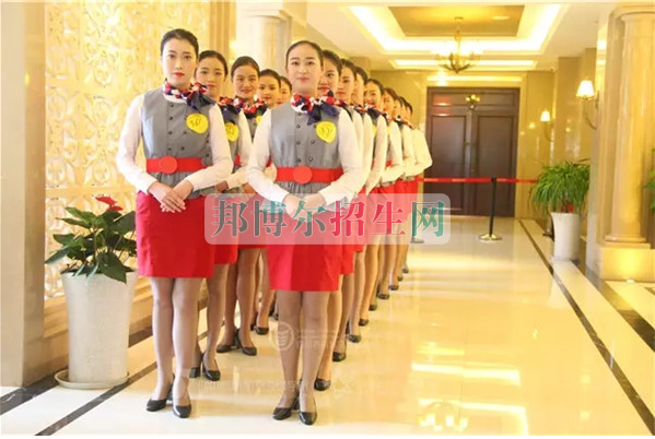 成都航空旅游職業(yè)學(xué)校開(kāi)啟新學(xué)期首場(chǎng)招聘，場(chǎng)面火爆美女如云