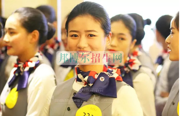 成都航空旅游職業(yè)學(xué)校開(kāi)啟新學(xué)期首場(chǎng)招聘，場(chǎng)面火爆美女如云