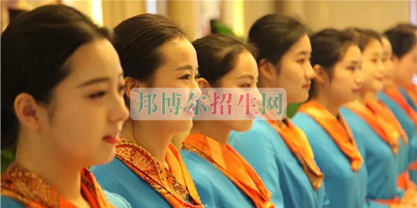 成都航空旅游職業(yè)學(xué)校開(kāi)啟新學(xué)期首場(chǎng)招聘，場(chǎng)面火爆美女如云