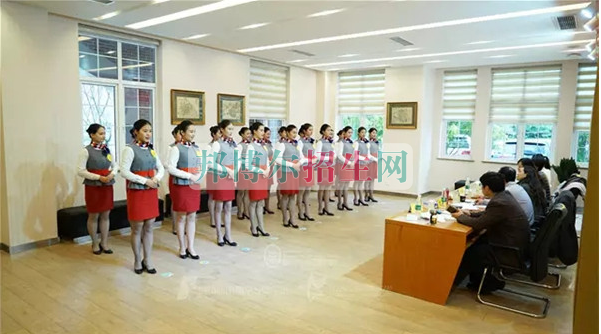 成都航空旅游職業(yè)學(xué)校開(kāi)啟新學(xué)期首場(chǎng)招聘，場(chǎng)面火爆美女如云