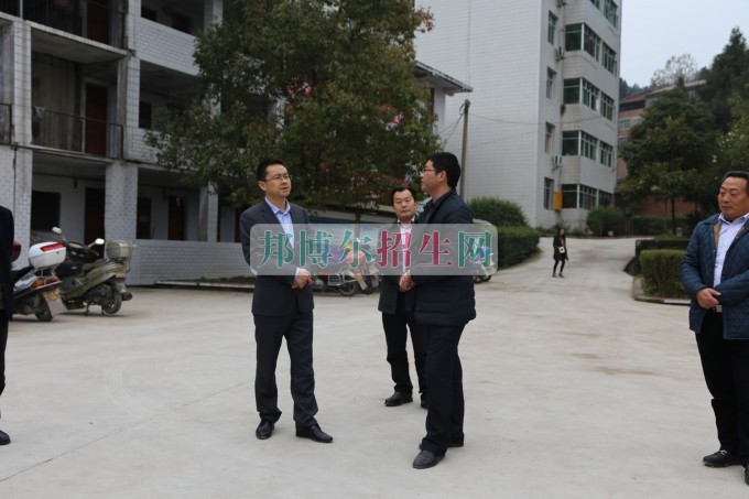 縣教科體局黨委書記、局長馮遼平深入平昌縣西興職業(yè)中學(xué)調(diào)研