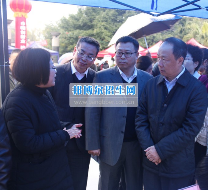 南充師范學?；ㄩ_滿堂盛世春——南充師范歡慶“三八”節(jié)