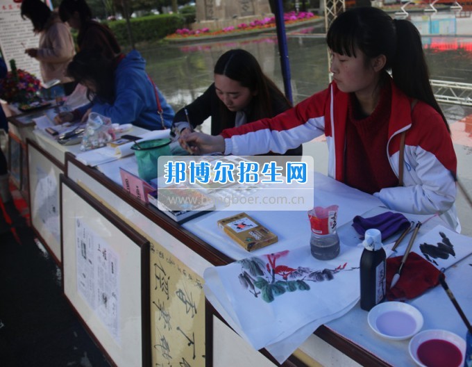 南充師范學?；ㄩ_滿堂盛世春——南充師范歡慶“三八”節(jié)
