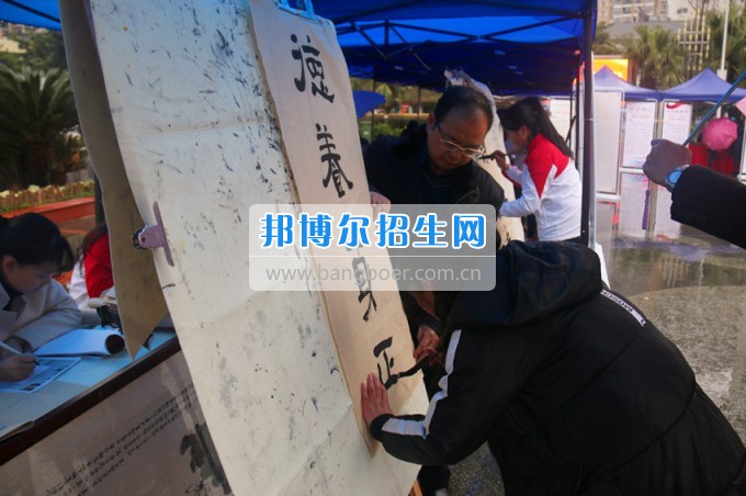 南充師范學?；ㄩ_滿堂盛世春——南充師范歡慶“三八”節(jié)