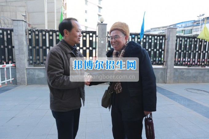 川北幼兒師范高等?？茖W(xué)校黨委書記張斌走訪慰問學(xué)校離退休老同志