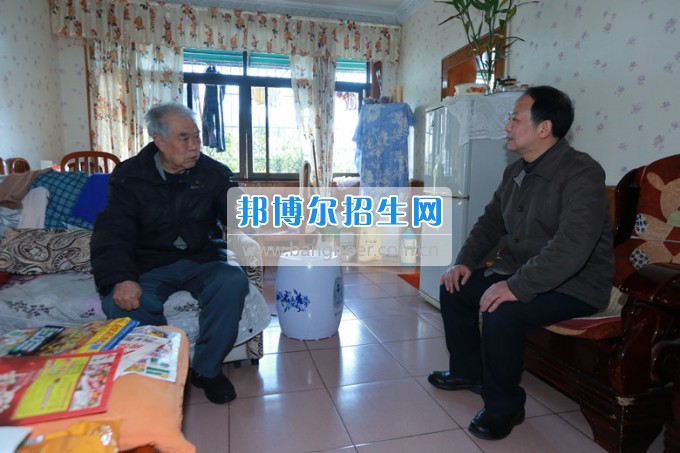 川北幼兒師范高等?？茖W(xué)校黨委書記張斌走訪慰問學(xué)校離退休老同志