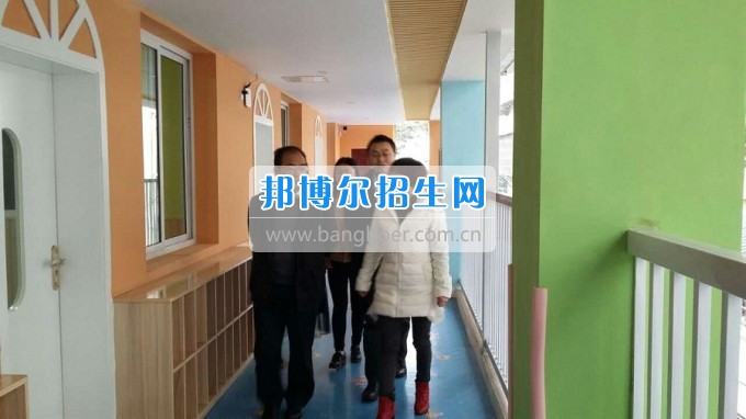 南充師范學(xué)校蔡禮儒校長赴高坪、嘉陵參加實(shí)習(xí)就業(yè)基地掛牌并看望實(shí)習(xí)生