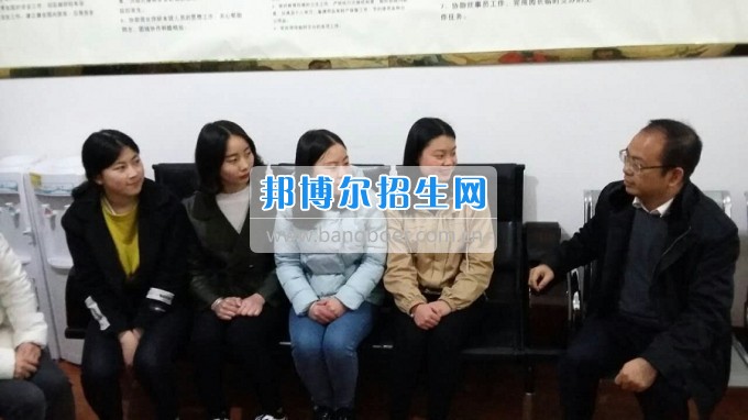 南充師范學(xué)校蔡禮儒校長赴高坪、嘉陵參加實(shí)習(xí)就業(yè)基地掛牌并看望實(shí)習(xí)生