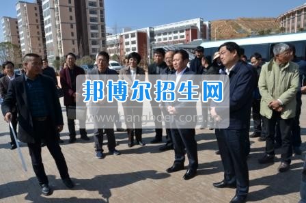 州委、州政府主要領(lǐng)導(dǎo)調(diào)研大理衛(wèi)校整體搬遷建設(shè)工作  2月10日下午，州委書記陳堅(jiān)和州委副書記、州長楊健等領(lǐng)導(dǎo)蒞臨大理衛(wèi)校(大理護(hù)理職業(yè)學(xué)院)海東新校區(qū)，對學(xué)校整體搬遷項(xiàng)目建設(shè)情況進(jìn)行實(shí)地調(diào)研，并在龍山國際會(huì)議中心主持召開推進(jìn)大理衛(wèi)校(大理護(hù)理職業(yè)學(xué)院)整體搬遷建設(shè)專題會(huì)議。楊泓濤校長代表學(xué)校匯報(bào)了學(xué)校的工作情況，海開委、州衛(wèi)計(jì)委、州教育局、州財(cái)政局、州發(fā)改委、州委編辦、州人社局、州審計(jì)局等部門領(lǐng)導(dǎo)對大理衛(wèi)校(大理護(hù)理職業(yè)學(xué)院)整體搬遷建設(shè)情況進(jìn)行了匯報(bào)說明。   會(huì)上,陳堅(jiān)書記強(qiáng)調(diào),各主管部門要站在促進(jìn)全州教育、衛(wèi)生事業(yè)發(fā)展的高度，加強(qiáng)協(xié)調(diào)聯(lián)動(dòng),幫助解決大理衛(wèi)校整體搬遷工作推進(jìn)上的瓶頸問題,以高標(biāo)準(zhǔn)、嚴(yán)要求組織驗(yàn)收和掃尾工作，保證施工安全、建筑安全及搬遷后的校園安全。楊健州長重申了實(shí)現(xiàn)整體搬遷的意義，并要求學(xué)校要在升格組建大理護(hù)理職業(yè)學(xué)院的同時(shí)，保留大理衛(wèi)校的牌子和教學(xué)優(yōu)勢，不斷提高辦學(xué)質(zhì)量，擴(kuò)大辦學(xué)規(guī)模，為全州衛(wèi)生事業(yè)發(fā)展輸送更多優(yōu)質(zhì)人才。   此次調(diào)研和座談會(huì)充分體現(xiàn)了州委、州政府對于學(xué)校整體搬遷建設(shè)的高度重視，也為學(xué)校發(fā)展指明了方向。學(xué)校領(lǐng)導(dǎo)對州委、州政府長期以來對學(xué)校的關(guān)心和支持致以衷心的感謝，并表示將按照會(huì)議的相關(guān)要求，抓實(shí)各項(xiàng)搬遷準(zhǔn)備工作，確保按時(shí)完成搬遷辦學(xué)。多措并舉做好資金籌措和師資隊(duì)伍建設(shè)，齊心協(xié)力將大理衛(wèi)校(大理護(hù)理職業(yè)學(xué)院)打造成為一所具有特色的一流高等護(hù)理職業(yè)院校。