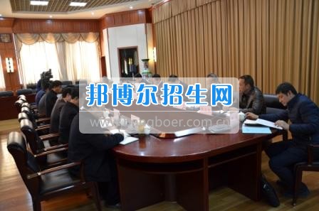 州委、州政府主要領(lǐng)導(dǎo)調(diào)研大理衛(wèi)校整體搬遷建設(shè)工作  2月10日下午，州委書記陳堅(jiān)和州委副書記、州長楊健等領(lǐng)導(dǎo)蒞臨大理衛(wèi)校(大理護(hù)理職業(yè)學(xué)院)海東新校區(qū)，對學(xué)校整體搬遷項(xiàng)目建設(shè)情況進(jìn)行實(shí)地調(diào)研，并在龍山國際會(huì)議中心主持召開推進(jìn)大理衛(wèi)校(大理護(hù)理職業(yè)學(xué)院)整體搬遷建設(shè)專題會(huì)議。楊泓濤校長代表學(xué)校匯報(bào)了學(xué)校的工作情況，海開委、州衛(wèi)計(jì)委、州教育局、州財(cái)政局、州發(fā)改委、州委編辦、州人社局、州審計(jì)局等部門領(lǐng)導(dǎo)對大理衛(wèi)校(大理護(hù)理職業(yè)學(xué)院)整體搬遷建設(shè)情況進(jìn)行了匯報(bào)說明。   會(huì)上,陳堅(jiān)書記強(qiáng)調(diào),各主管部門要站在促進(jìn)全州教育、衛(wèi)生事業(yè)發(fā)展的高度，加強(qiáng)協(xié)調(diào)聯(lián)動(dòng),幫助解決大理衛(wèi)校整體搬遷工作推進(jìn)上的瓶頸問題,以高標(biāo)準(zhǔn)、嚴(yán)要求組織驗(yàn)收和掃尾工作，保證施工安全、建筑安全及搬遷后的校園安全。楊健州長重申了實(shí)現(xiàn)整體搬遷的意義，并要求學(xué)校要在升格組建大理護(hù)理職業(yè)學(xué)院的同時(shí)，保留大理衛(wèi)校的牌子和教學(xué)優(yōu)勢，不斷提高辦學(xué)質(zhì)量，擴(kuò)大辦學(xué)規(guī)模，為全州衛(wèi)生事業(yè)發(fā)展輸送更多優(yōu)質(zhì)人才。   此次調(diào)研和座談會(huì)充分體現(xiàn)了州委、州政府對于學(xué)校整體搬遷建設(shè)的高度重視，也為學(xué)校發(fā)展指明了方向。學(xué)校領(lǐng)導(dǎo)對州委、州政府長期以來對學(xué)校的關(guān)心和支持致以衷心的感謝，并表示將按照會(huì)議的相關(guān)要求，抓實(shí)各項(xiàng)搬遷準(zhǔn)備工作，確保按時(shí)完成搬遷辦學(xué)。多措并舉做好資金籌措和師資隊(duì)伍建設(shè)，齊心協(xié)力將大理衛(wèi)校(大理護(hù)理職業(yè)學(xué)院)打造成為一所具有特色的一流高等護(hù)理職業(yè)院校。