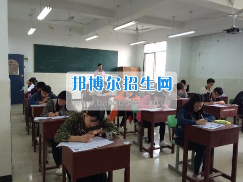 四川三河職業(yè)學(xué)院五年制轉(zhuǎn)錄考試工作圓滿結(jié)束  4月6日-7日，根據(jù)《四川三河職業(yè)學(xué)院2017年五年制轉(zhuǎn)錄考核方案》要求，2017年五年制轉(zhuǎn)錄考試在聯(lián)辦學(xué)校合江少岷職業(yè)技術(shù)學(xué)校張灣校區(qū)舉行，考試由教務(wù)處丁小林副處長組織，少岷職校有關(guān)領(lǐng)導(dǎo)共同配合開展，考試組織嚴(yán)密、紀(jì)律正常、圓滿完成了2017年五年制轉(zhuǎn)錄考試工作。