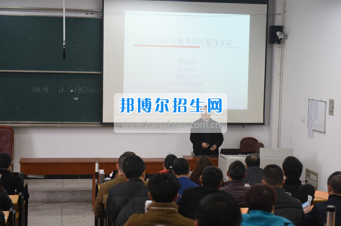 內江市鐵路機械學校首期“特種設備、特種作業(yè)人員安全技術培訓班”順利結業(yè)