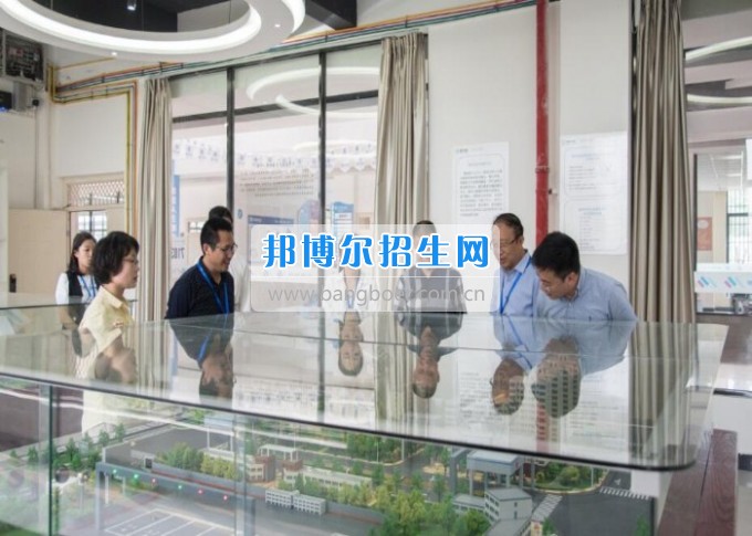 四川省一帶一路促進會會長林忠清一行來四川省經濟管理學校參觀考察，共同商建“一帶一路國際職業(yè)教育中心”