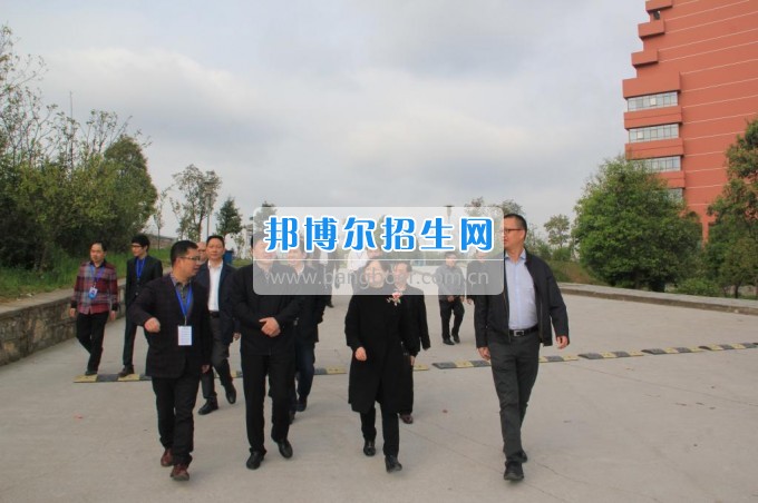 重慶市石柱縣政協主席蒞臨貴陽醫(yī)學院神奇民族醫(yī)藥學院參觀考察