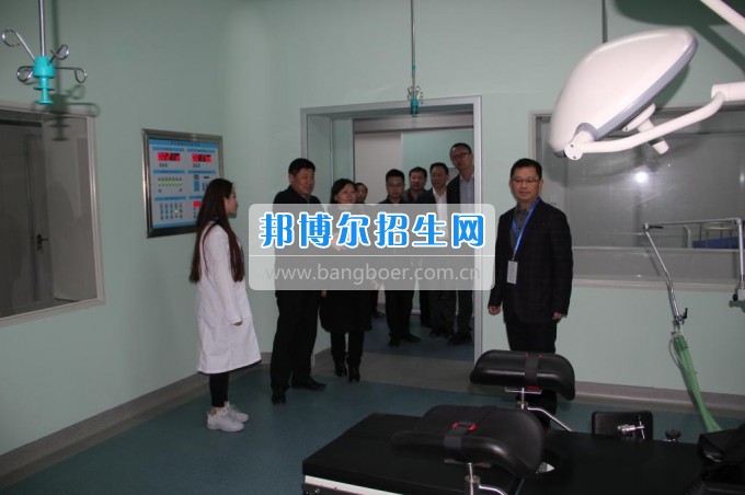 重慶市石柱縣政協主席蒞臨貴陽醫(yī)學院神奇民族醫(yī)藥學院參觀考察