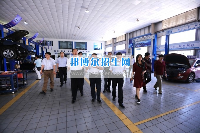 沈陽職業(yè)技術(shù)學(xué)院院長劉樹敏、濰坊工程職業(yè)學(xué)院院長高立伯一行來四川工程職業(yè)技術(shù)學(xué)院考察交流