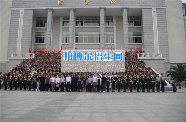四川管理職業(yè)學院國旗隊參加四川省高校國旗護衛(wèi)隊會操交流活動  為慶祝中國人民解放軍建軍90周年，推進西南地區(qū)高校國旗文化的發(fā)展，持續(xù)發(fā)揮升旗儀式的教育引導作用，深化愛國主義教育，5月20日，我院國旗隊應邀參加了由四川大學錦城學院發(fā)起的會操交流活動。  全省28所高校的國旗護衛(wèi)隊，近千名國旗手齊聚一堂。在莊嚴的升旗儀式后，活動進入會操展示環(huán)節(jié)。我院國旗隊邁著整齊劃一的步伐走過主席臺，展示出了優(yōu)秀的訓練水平和昂揚的精神風貌。當天下午，在四川大學錦城學院大禮堂舉行了“以我火紅青春、譜寫國旗禮贊”大學生升旗手文藝匯演。我院代表隊以優(yōu)雅的舞姿展現了大學生青春的風采。表達了對祖國與學院的炙熱情感和嚴于律己的學習態(tài)度。  此次會操交流活動，加強了省內各高校國旗護衛(wèi)隊間的聯系，弘揚了愛國、愛旗、護旗的精神，獲得了寶貴的經驗，明確了努力的方向。我院國旗隊的隊員們紛紛表示：要肩負起捍衛(wèi)國旗尊嚴、宣傳國旗文化的神圣使命!