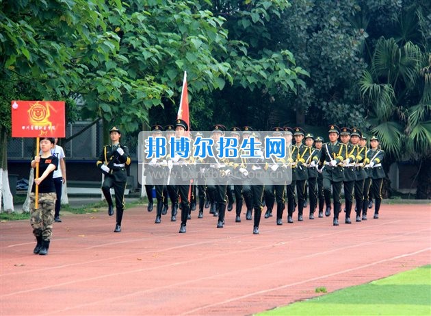 四川管理職業(yè)學院國旗隊參加四川省高校國旗護衛(wèi)隊會操交流活動  為慶祝中國人民解放軍建軍90周年，推進西南地區(qū)高校國旗文化的發(fā)展，持續(xù)發(fā)揮升旗儀式的教育引導作用，深化愛國主義教育，5月20日，我院國旗隊應邀參加了由四川大學錦城學院發(fā)起的會操交流活動。  全省28所高校的國旗護衛(wèi)隊，近千名國旗手齊聚一堂。在莊嚴的升旗儀式后，活動進入會操展示環(huán)節(jié)。我院國旗隊邁著整齊劃一的步伐走過主席臺，展示出了優(yōu)秀的訓練水平和昂揚的精神風貌。當天下午，在四川大學錦城學院大禮堂舉行了“以我火紅青春、譜寫國旗禮贊”大學生升旗手文藝匯演。我院代表隊以優(yōu)雅的舞姿展現了大學生青春的風采。表達了對祖國與學院的炙熱情感和嚴于律己的學習態(tài)度。  此次會操交流活動，加強了省內各高校國旗護衛(wèi)隊間的聯系，弘揚了愛國、愛旗、護旗的精神，獲得了寶貴的經驗，明確了努力的方向。我院國旗隊的隊員們紛紛表示：要肩負起捍衛(wèi)國旗尊嚴、宣傳國旗文化的神圣使命!