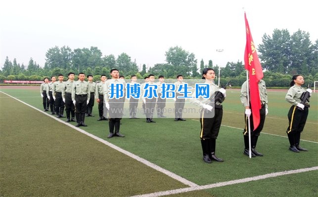 四川管理職業(yè)學院國旗隊參加四川省高校國旗護衛(wèi)隊會操交流活動  為慶祝中國人民解放軍建軍90周年，推進西南地區(qū)高校國旗文化的發(fā)展，持續(xù)發(fā)揮升旗儀式的教育引導作用，深化愛國主義教育，5月20日，我院國旗隊應邀參加了由四川大學錦城學院發(fā)起的會操交流活動。  全省28所高校的國旗護衛(wèi)隊，近千名國旗手齊聚一堂。在莊嚴的升旗儀式后，活動進入會操展示環(huán)節(jié)。我院國旗隊邁著整齊劃一的步伐走過主席臺，展示出了優(yōu)秀的訓練水平和昂揚的精神風貌。當天下午，在四川大學錦城學院大禮堂舉行了“以我火紅青春、譜寫國旗禮贊”大學生升旗手文藝匯演。我院代表隊以優(yōu)雅的舞姿展現了大學生青春的風采。表達了對祖國與學院的炙熱情感和嚴于律己的學習態(tài)度。  此次會操交流活動，加強了省內各高校國旗護衛(wèi)隊間的聯系，弘揚了愛國、愛旗、護旗的精神，獲得了寶貴的經驗，明確了努力的方向。我院國旗隊的隊員們紛紛表示：要肩負起捍衛(wèi)國旗尊嚴、宣傳國旗文化的神圣使命!