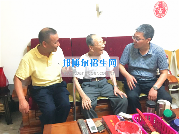 成都中醫(yī)藥大學(xué)領(lǐng)導(dǎo)走訪慰問(wèn)老黨員、困難黨員和群眾代表