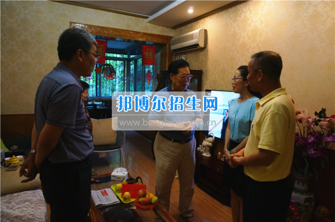 成都中醫(yī)藥大學(xué)領(lǐng)導(dǎo)走訪慰問(wèn)老黨員、困難黨員和群眾代表