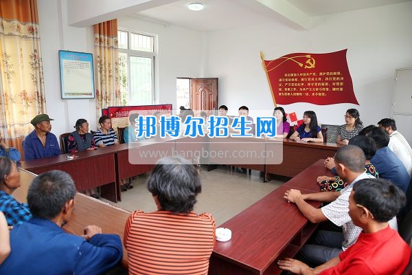 雅安職業(yè)技術學院石靜院長帶隊到天全縣新華鄉(xiāng)銅山村看望慰問困難黨員群眾