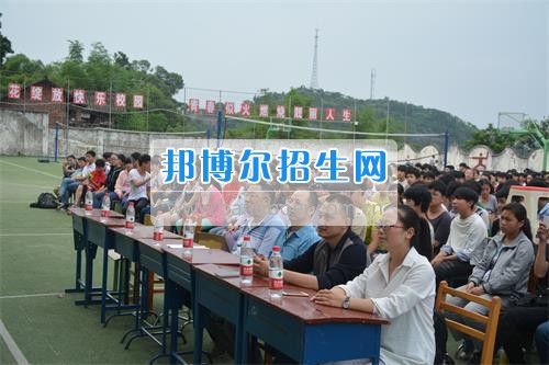 　　我校隆重舉行2017年預(yù)備班學(xué)生“各展所長(zhǎng)，揚(yáng)帆起航”文藝匯演  　　為了豐富同學(xué)們的課余生活，提高同學(xué)們的文藝素養(yǎng)，增強(qiáng)班級(jí)間的凝聚力和親和力。6月2日晚，我校在球類運(yùn)動(dòng)場(chǎng)舉辦了預(yù)備班“各展所長(zhǎng)，揚(yáng)帆起航”學(xué)生文藝匯演，全體預(yù)備班學(xué)生和職高部學(xué)生共800多名以及20多名教職工觀看了演出。  　　此次文藝匯演的節(jié)目?jī)?nèi)容形式多樣、內(nèi)容豐富，激情的開場(chǎng)舞——《GOODBOY》中拉開了帷幕，伴隨著一陣陣掌聲，歌舞、小品、朗誦、相聲等精心準(zhǔn)備的22個(gè)精彩的節(jié)目為觀眾呈現(xiàn)了一道豐富的視聽盛宴，最后全體師生齊唱的《難忘今宵》把本場(chǎng)文藝匯演推向了高潮，掌聲和歡呼聲此起彼伏，臺(tái)上臺(tái)下成了一片激情四溢的海洋，本場(chǎng)文藝匯演畫上了圓滿的句號(hào)。  　　此次文藝匯演演出的成功舉辦，充分彰顯了我校預(yù)備班學(xué)生的個(gè)性，讓預(yù)備班學(xué)生充分感受到育才職高的魅力。
