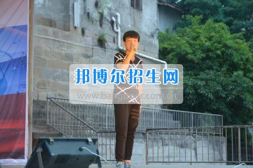 　　我校隆重舉行2017年預(yù)備班學(xué)生“各展所長(zhǎng)，揚(yáng)帆起航”文藝匯演  　　為了豐富同學(xué)們的課余生活，提高同學(xué)們的文藝素養(yǎng)，增強(qiáng)班級(jí)間的凝聚力和親和力。6月2日晚，我校在球類運(yùn)動(dòng)場(chǎng)舉辦了預(yù)備班“各展所長(zhǎng)，揚(yáng)帆起航”學(xué)生文藝匯演，全體預(yù)備班學(xué)生和職高部學(xué)生共800多名以及20多名教職工觀看了演出。  　　此次文藝匯演的節(jié)目?jī)?nèi)容形式多樣、內(nèi)容豐富，激情的開場(chǎng)舞——《GOODBOY》中拉開了帷幕，伴隨著一陣陣掌聲，歌舞、小品、朗誦、相聲等精心準(zhǔn)備的22個(gè)精彩的節(jié)目為觀眾呈現(xiàn)了一道豐富的視聽盛宴，最后全體師生齊唱的《難忘今宵》把本場(chǎng)文藝匯演推向了高潮，掌聲和歡呼聲此起彼伏，臺(tái)上臺(tái)下成了一片激情四溢的海洋，本場(chǎng)文藝匯演畫上了圓滿的句號(hào)。  　　此次文藝匯演演出的成功舉辦，充分彰顯了我校預(yù)備班學(xué)生的個(gè)性，讓預(yù)備班學(xué)生充分感受到育才職高的魅力。