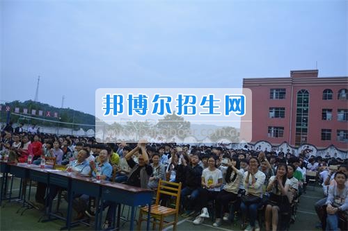 　　我校隆重舉行2017年預(yù)備班學(xué)生“各展所長(zhǎng)，揚(yáng)帆起航”文藝匯演  　　為了豐富同學(xué)們的課余生活，提高同學(xué)們的文藝素養(yǎng)，增強(qiáng)班級(jí)間的凝聚力和親和力。6月2日晚，我校在球類運(yùn)動(dòng)場(chǎng)舉辦了預(yù)備班“各展所長(zhǎng)，揚(yáng)帆起航”學(xué)生文藝匯演，全體預(yù)備班學(xué)生和職高部學(xué)生共800多名以及20多名教職工觀看了演出。  　　此次文藝匯演的節(jié)目?jī)?nèi)容形式多樣、內(nèi)容豐富，激情的開場(chǎng)舞——《GOODBOY》中拉開了帷幕，伴隨著一陣陣掌聲，歌舞、小品、朗誦、相聲等精心準(zhǔn)備的22個(gè)精彩的節(jié)目為觀眾呈現(xiàn)了一道豐富的視聽盛宴，最后全體師生齊唱的《難忘今宵》把本場(chǎng)文藝匯演推向了高潮，掌聲和歡呼聲此起彼伏，臺(tái)上臺(tái)下成了一片激情四溢的海洋，本場(chǎng)文藝匯演畫上了圓滿的句號(hào)。  　　此次文藝匯演演出的成功舉辦，充分彰顯了我校預(yù)備班學(xué)生的個(gè)性，讓預(yù)備班學(xué)生充分感受到育才職高的魅力。