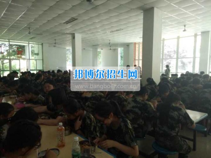 成都翔飛航空職業(yè)技術學校2017年新生培訓