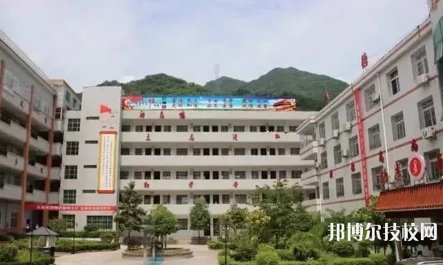 鎮(zhèn)巴縣職業(yè)教育中心2020年報名條件、招生要求、招生對象 