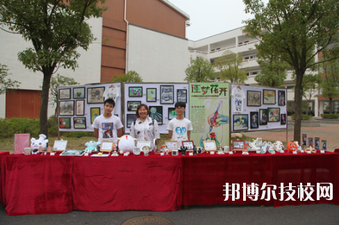 學校的選擇與報考是雙向的，不光學生會選擇一所優(yōu)秀的學校報考，學校也會選擇優(yōu)質(zhì)的學生進行錄取，讓自己的辦學更上一層樓。因此在報考前，同學們很有必要去了解一下學校的招生要求以及報名條件。下面就和小編一起來看看井岡山應(yīng)用科技學校的招生要求吧。  井岡山應(yīng)用科技學校招生對象：應(yīng)屆初中畢業(yè)生。  井岡山應(yīng)用科技學校 1.中考準考證:  2.戶口本前頁及學生個人戶口頁復(fù)印件:  3.初中畢業(yè)證復(fù)印件:  4.其它享受國家資助的證件。低保、殘疾等證件:  井岡山應(yīng)用科技學校簡介 江西省井岡山應(yīng)用科技學校前身為江西省吉安農(nóng)業(yè)學校，創(chuàng)辦于1951年10月，是一所全日制普通中等專業(yè)學校，隸屬于吉安市農(nóng)業(yè)局。2004年4月經(jīng)江西省人民政府批準，更名為江西省井岡山應(yīng)用科技學校，2009年12月經(jīng)市教育局批準，增掛吉安農(nóng)業(yè)學校校牌，實行兩塊牌子一套班子。學校位于吉安市旅游風景區(qū)----青原山，校園占地面積180畝，建筑面積7萬余平方米，環(huán)境優(yōu)美，是一所花園式學?！，F(xiàn)有教職工245人，其中專兼職教師236人，現(xiàn)有在校學生4078人。  小編總結(jié) 不知道小伙伴們滿足以上要求了嗎?對于想要報考井岡山應(yīng)用科技學校的同學來說，滿足招生要求只是報考的第一步哦!要確定自己會不會被錄取，就還需要對學校的錄取分數(shù)線做好了解，歡迎大家前往邦博爾技校網(wǎng)進行分數(shù)線的咨詢。