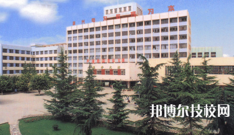 知道一所學校的名字，但是最基本的學校簡介是必須了解的，選學校不能初心，畢竟是關(guān)系到自己的將來。以下是小編整理的蘭州電力學校介紹。  蘭州電力學校層次：中專  蘭州電力學校性質(zhì)：公辦  蘭州電力學校地址：蘭州市安寧區(qū)萬新北路  蘭州電力學校介紹 蘭州電力學校坐落于蘭州安寧區(qū)，環(huán)境優(yōu)美，教學設(shè)施齊全。蘭州電力學校、甘肅電業(yè)職工中等專業(yè)學校、甘肅電力繼續(xù)教育中心三塊牌子，一套機構(gòu)，分署辦公，甘肅電力黨校掛靠在學校。  十幾年來，蘭州電力學校先后招收國家任務生、社會委培生、市場調(diào)節(jié)生等類學生，為社會和系統(tǒng)培養(yǎng)畢業(yè)生3104名，為甘肅電力系統(tǒng)和農(nóng)電系統(tǒng)培訓學員近16000人。 經(jīng)過十幾年、尤其是90年代中后期的迅速發(fā)展，學校已經(jīng)成為甘肅省中專學校的佼佼者，建有一座中型實習工廠，有計算機多媒體教室、電子閱覽室等18個實驗室和校園計算機網(wǎng)絡(luò)。學校曾經(jīng)和現(xiàn)設(shè)置的專業(yè)有發(fā)電廠及電力系統(tǒng)、電廠熱能動力設(shè)備、電廠化學、建筑工程估價、用電管理、計算機應用、財務會計、城鎮(zhèn)供用電、農(nóng)村供用電、制冷與空調(diào)安裝、電力營銷、電氣技術(shù)、電子電器、輸配電線路施工檢修與運行、水利水電工程技術(shù)、文化藝術(shù)等近二十個專業(yè)。學制有大中專二年半、在職中專三年、普通中專四年和