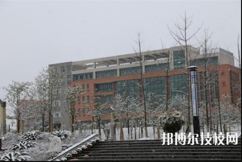 重慶榮昌職業(yè)教育中心2020年報名條件、招生要求、招生對象