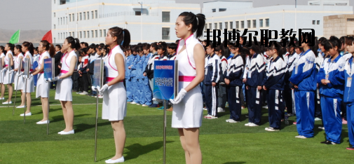 升學(xué)都是選拔性的考試，所以對同學(xué)們都有分?jǐn)?shù)要求是很正常的，而初中升學(xué)又分為高中和普通中職學(xué)校，而這兩個之間的錄取都是不一樣的，在分?jǐn)?shù)上面的要求區(qū)別比較大，那么，白銀工業(yè)學(xué)校招生錄取分?jǐn)?shù)線是多少呢?接下來就為同學(xué)們整理一下。  白銀工業(yè)學(xué)校錄取分?jǐn)?shù)線 白銀市普高錄取分?jǐn)?shù)線：460分  白銀工業(yè)學(xué)校拓展閱讀 學(xué)校擁有一支學(xué)歷層次高、專業(yè)水平強(qiáng)、敬業(yè)愛崗、專兼結(jié)合、充滿活力的高素質(zhì)教師隊(duì)伍，學(xué)校現(xiàn)有專兼結(jié)合的教師近200人。其中，研究生學(xué)歷11人，本科學(xué)歷89人，學(xué)歷合格率達(dá)92%以上;有高級職稱25人，中級職稱76人;基礎(chǔ)課教師48人，專業(yè)課教師67人，實(shí)習(xí)指導(dǎo)教師33人，雙師型教師占16人。教師的學(xué)歷、職稱結(jié)構(gòu)合理，完全能滿足學(xué)校的教學(xué)、實(shí)習(xí)實(shí)訓(xùn)需要。  學(xué)校擁有十一個專業(yè)實(shí)訓(xùn)室。即電子電工實(shí)訓(xùn)室、建筑材料實(shí)訓(xùn)室、機(jī)電一體化實(shí)訓(xùn)室、電焊實(shí)訓(xùn)室、電器維修實(shí)訓(xùn)室、電鋼琴實(shí)驗(yàn)實(shí)訓(xùn)室、金工實(shí)訓(xùn)室、模具數(shù)控實(shí)訓(xùn)室、CID制圖室、中高級電工考核室、銑工實(shí)訓(xùn)室。擁有四大實(shí)驗(yàn)室，即化工實(shí)驗(yàn)室、物理實(shí)驗(yàn)室、財(cái)會模擬實(shí)驗(yàn)室、語音實(shí)驗(yàn)室。擁有六個微機(jī)室，多媒體教室、電教室等現(xiàn)代化教學(xué)設(shè)施。并建成校園網(wǎng)及遠(yuǎn)程教育網(wǎng)。學(xué)校將于5月份開工興建的實(shí)訓(xùn)樓建成后，將進(jìn)一步改善實(shí)訓(xùn)條件。學(xué)校分南北兩個校區(qū)，占地面積500余畝，校舍建筑面積66000平方米。  上文，就是小編為同學(xué)們整理的關(guān)于白銀工業(yè)學(xué)校所在地的普高錄取分?jǐn)?shù)線，同學(xué)們可以通過這個分?jǐn)?shù)線來分析自己現(xiàn)在的一個成績，能夠上高中的話及盡量的上高中。