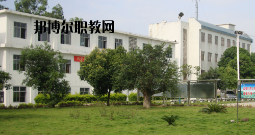 合山職業(yè)技術(shù)學(xué)校2020年報名條件、招生要求、招生對象