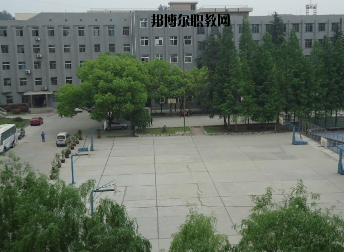 東風(fēng)汽車(chē)公司高級(jí)技工學(xué)校5