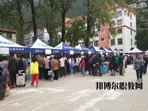 阿壩衛(wèi)生學(xué)校2020年報名條件、招生要求、招生對象