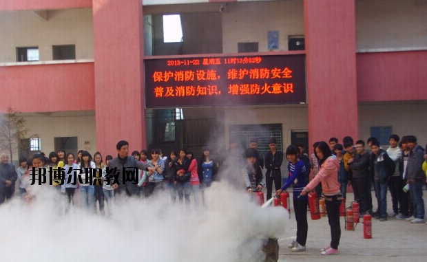 當(dāng)同學(xué)們對(duì)一所學(xué)校感興趣的時(shí)候，一般會(huì)通過怎樣的方式來了解這所學(xué)校的相關(guān)信息呢?相信很多的同學(xué)都會(huì)選擇通過上網(wǎng)查詢的方式來對(duì)學(xué)校信息進(jìn)行了解，可是有的時(shí)候網(wǎng)上有的學(xué)校信息并不全面，一些招生信息同學(xué)們只能通過撥打?qū)W校招生電話進(jìn)行了解。  上饒中等職業(yè)學(xué)校招生電話：0793-8629088  上饒中等職業(yè)學(xué)校郵箱：srdzgy@jxedu.gov.cn  上饒中等職業(yè)學(xué)校簡介 上饒中等職業(yè)學(xué)校創(chuàng)辦于1998年，是經(jīng)市教育局98[131]號(hào)文件和省教[2000]018號(hào)文件批準(zhǔn)的全日制職業(yè)中專學(xué)?！，F(xiàn)有專業(yè)十個(gè)，在籍學(xué)生1200余人，專職教師60多名，學(xué)校秉承“勤學(xué)、奮進(jìn)、友愛、創(chuàng)新”的校訓(xùn)，以教學(xué)管理嚴(yán)格，封閉式軍事化管理為特色。全體員工克盡職守，愛崗敬業(yè)，用心工作，真心服務(wù)。十五年來培育了數(shù)8000余名技術(shù)人才，受到市委、市政府和用人單位的充分肯定。  上饒中等職業(yè)學(xué)校就業(yè)優(yōu)勢(shì) 學(xué)校畢業(yè)的學(xué)生都通過學(xué)校一系列的考核，有過硬的動(dòng)手能力和理論知識(shí)，能確保各專業(yè)的畢業(yè)生基本上專業(yè)對(duì)口的就業(yè)上崗，并受到用人單位一致好證，畢業(yè)業(yè)供不應(yīng)求。就業(yè)率一真位居全市前列，被省教育廳授予“江西省中等職業(yè)學(xué)校就業(yè)先進(jìn)單位”。  小編總結(jié) 有的時(shí)候，網(wǎng)上有的只是關(guān)于學(xué)校的辦學(xué)條件介紹，而對(duì)于學(xué)校當(dāng)年招生政策的信息介紹卻不多。因此，小編建議，為了同學(xué)們可以更順利地報(bào)考，接下來可以通過撥打招生電話的方式先對(duì)學(xué)校的招生政策做一個(gè)詳細(xì)的了解。