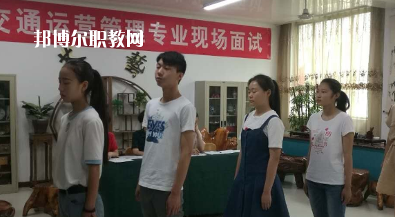 問：蘭州紅古區(qū)職教中心怎么樣、好不好?  答：紅古區(qū)職業(yè)教育中心是一所以培養(yǎng)實用技術(shù)人才為特點的公辦學(xué)校，地處蘭州市紅古區(qū)政府所在地海石灣。中心始終堅持以服務(wù)為宗旨，以就業(yè)為導(dǎo)向的辦學(xué)方針，面向市場開辦專業(yè)。學(xué)校擁有設(shè)施先進、配備精良的汽修、鉗工、電子、鋼琴、舞蹈、美術(shù)、計算機等實訓(xùn)室。近年來學(xué)校教育教學(xué)質(zhì)量穩(wěn)步提高,連續(xù)三年獲得蘭州市中職學(xué)校教育教學(xué)質(zhì)暈優(yōu)秀獎。  蘭州紅古區(qū)職教中心升學(xué) 我校分別與蘭州職業(yè)技術(shù)學(xué)院、白銀礦治職業(yè)技術(shù)學(xué)院、甘肅林業(yè)職業(yè)技術(shù)學(xué)院、平?jīng)雎殬I(yè)技術(shù)學(xué)院、甘肅畜牧工程職業(yè)技術(shù)學(xué)院簽訂了中高職一體化聯(lián)合辦學(xué)協(xié)議，學(xué)生在校學(xué)習(xí)兩年，參加高校轉(zhuǎn)段測試，成績合格升入聯(lián)辦高校學(xué)習(xí)三年，畢業(yè)后發(fā)放國家承認(統(tǒng)招)的畢業(yè)證書。  蘭州紅古區(qū)職教中心設(shè)施 設(shè)有計算機實訓(xùn)室3個，共計計算機百余臺，開通了校園網(wǎng)、電信光纖接入互聯(lián)網(wǎng)，并建成了獨立域名的校園網(wǎng)站。學(xué)習(xí)有普通機床車間、數(shù)控實訓(xùn)室、車工實訓(xùn)室、電子電工實訓(xùn)室、家電整機實訓(xùn)室、器材室，兩個面積130平方米的舞蹈實訓(xùn)室和兩個美術(shù)創(chuàng)作室。  蘭州紅古區(qū)職教中心拓展閱讀 為了使職業(yè)教育穩(wěn)步發(fā)展，學(xué)校實行了“校校合作”、“校企合作”、“工學(xué)結(jié)合”的辦學(xué)模式，在經(jīng)濟發(fā)達地區(qū)全力打造就業(yè)實習(xí)基地，安排畢業(yè)生在上海、南京、安徽、蘇州等地區(qū)就業(yè)。為了培養(yǎng)學(xué)生的就業(yè)能力，開展了學(xué)生以社會實踐為主，旨在增強學(xué)生提前了解企業(yè)生產(chǎn)、管理、工作強度等為內(nèi)容的“工學(xué)結(jié)合”活動，收到了良好的效果。“工學(xué)結(jié)合”實踐活動解決了困難家庭學(xué)生上學(xué)難的問題。  在學(xué)校的時光是很有限的，你要懂得珍惜。不僅僅在學(xué)業(yè)上有所提升，也要不斷的提升個人的魅力，社會是一個需要有能力有遠見人才的體系，如果你有目標(biāo)和理想，也會更加的有學(xué)習(xí)的動力，對企業(yè)來說，有主見的人才更受人歡迎。