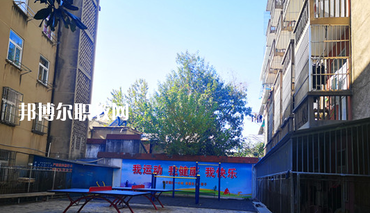 在對這所學(xué)校進(jìn)行判斷以后，才會知道不同學(xué)校之間所公布的各方面情況都是不同的，而這些信息也是需要學(xué)生自己去進(jìn)行判斷的，當(dāng)然了其中有關(guān)于學(xué)校的住宿環(huán)境也是需要被學(xué)生所了解的，畢竟這是每個學(xué)生在學(xué)校的住宿情況。  蕪湖職業(yè)技術(shù)學(xué)院附屬中等職業(yè)學(xué)校住宿條件 學(xué)生宿舍實(shí)行四人間公寓化、封閉式管理，并配有校園公共浴室、住宿條件不錯，給學(xué)生提供了一個舒適、安全的學(xué)習(xí)和生活環(huán)境。  蕪湖職業(yè)技術(shù)學(xué)院附屬中等職業(yè)學(xué)校辦學(xué)條件 學(xué)校坐落在美麗的鏡湖公園和九蓮塘公園中間，是市中心唯一的一所公辦職業(yè)學(xué)校，交通便利，環(huán)境優(yōu)美，生活方便。學(xué)校本著對教育教學(xué)質(zhì)量和學(xué)生負(fù)責(zé)的態(tài)度，劃定最低錄取線。住校生宿舍條件優(yōu)越，實(shí)行公寓化、封閉式管理。學(xué)校教學(xué)設(shè)備齊全，多媒體電教室、多功能活動廳、計算機(jī)組裝實(shí)驗(yàn)室、數(shù)字化動漫實(shí)驗(yàn)室、語言實(shí)驗(yàn)室、實(shí)訓(xùn)賓館、與學(xué)院聯(lián)網(wǎng)的校園網(wǎng)及學(xué)院擁有的實(shí)驗(yàn)實(shí)訓(xùn)室等，為學(xué)生提升動手能力、開拓視野創(chuàng)造了得天獨(dú)厚的條件。  蕪湖職業(yè)技術(shù)學(xué)院附屬中等職業(yè)學(xué)校師資力量 近幾年我校一批優(yōu)秀教師、教壇新星脫穎而出，多人次獲國家、省、市一等獎項。我?，F(xiàn)有正教授一名，省級特級教師一名(同類學(xué)校唯一)，高中級教師若干。學(xué)校聘請蕪湖職業(yè)技術(shù)學(xué)院專家教授組成教學(xué)督導(dǎo)組實(shí)施教學(xué)督導(dǎo)，對備課、上課等教學(xué)環(huán)節(jié)進(jìn)行全程質(zhì)量評估，以督導(dǎo)促教學(xué)、以督導(dǎo)促創(chuàng)新、以督導(dǎo)促規(guī)范，使學(xué)生學(xué)有所成。我校教學(xué)計劃和課程設(shè)置是由學(xué)院、附校、用人單位、專業(yè)領(lǐng)域?qū)＜宜姆絽⑴c研發(fā)。已形成：頂層設(shè)計、分層教學(xué)、工學(xué)結(jié)合、系統(tǒng)培養(yǎng)的獨(dú)特教學(xué)模式。嚴(yán)把教學(xué)標(biāo)準(zhǔn)和畢業(yè)生質(zhì)量標(biāo)準(zhǔn)兩個關(guān)口。  以上所介紹的信息便是有關(guān)于蕪湖職業(yè)技術(shù)學(xué)院附屬中等職業(yè)學(xué)校的住宿情況，就可以知道其實(shí)這所學(xué)校對于學(xué)生的基本需求是可以滿足的，但是學(xué)生想要選擇其他方面的住宿情況話，就需要學(xué)生提前去對每所學(xué)校的住宿情況進(jìn)行了解。