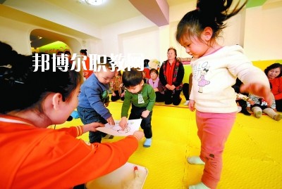 隨著二胎政策的放寬，我國新生兒的數(shù)量明顯增多，這也說明，在未來的很長一段時間里，幼師都是一個非常受歡迎的行業(yè)，而四川是座發(fā)展迅速，有深厚文化底蘊(yùn)的城市，自然是受到很多同學(xué)喜愛，近日，就會問小編關(guān)于四川讀幼師學(xué)校好不好?那接下來，小編就給大家介紹一下四川幼師學(xué)校，如果你有更多疑問，歡迎點(diǎn)擊右側(cè)的咨詢欄與我們交流。  四川讀幼師的就業(yè)前景 就業(yè)容易，畢業(yè)學(xué)生不愁“嫁”盡管當(dāng)前就業(yè)形勢嚴(yán)峻，各地大學(xué)生就業(yè)難度大，但許多城市的學(xué)前教育專業(yè)畢業(yè)生并未受影響，反而逆勢上漲，待遇也比往年有所提高。近年來，由于幼兒園發(fā)展的需要，很多單位幼兒教師奇缺，連男老師也變得搶手起來。學(xué)前、初教專業(yè)畢業(yè)生不愁“嫁”，甚至有很多幼教機(jī)構(gòu)到學(xué)校預(yù)約、搶簽畢業(yè)生，幼教人才受歡迎程度可見一斑。  四川讀幼師的優(yōu)勢 幼教項(xiàng)目的穩(wěn)定性強(qiáng)，不受市場沖擊，打造終身產(chǎn)業(yè)。現(xiàn)階段，無論是從國家教育改革發(fā)展的全局出發(fā)，還是從目前有關(guān)民辦學(xué)前教育的法律法規(guī)政策等方面來看，民辦學(xué)前教育發(fā)展?jié)摿Χ际志薮?。其次，成就子女未來。選擇了幼教工作，可以讓我們更懂得如何教育子女，對自己未來孩子接收良好的家庭教育有著十分重要的促進(jìn)作用。女性投身幼教行業(yè)后，長期接受最先進(jìn)的幼教理念和適合中國幼兒的各類課程，繼而在對自己子女的教育觀念和方法上也會更科學(xué)，為孩子今后的發(fā)展奠定更好的基礎(chǔ)。  德陽科貿(mào)職業(yè)學(xué)院幼師升學(xué)班學(xué)前教育專業(yè)介紹 本專業(yè)順應(yīng)國家“幼有所育”學(xué)前教育決策和學(xué)前教育專業(yè)人才極度短缺的社會需求而設(shè)，是一個綜合性較強(qiáng)的專業(yè)，涵蓋0-6歲兒童的教育，作為人生起點(diǎn)教育的學(xué)前教育專業(yè)對人的一生的發(fā)展和教育起著重要的奠基作用。本專業(yè)緊密對接各級各類幼兒園和早期教育機(jī)構(gòu)等實(shí)施合作辦學(xué)、合作育人，強(qiáng)化“四能”特長(彈唱、舞蹈、美術(shù)、游戲)、“五會”素養(yǎng)(保育、保健、教育、溝通、管理)，致力于培養(yǎng)新時代“有愛心、有耐心、有恒心、有責(zé)任心”的學(xué)前教育人才。  培養(yǎng)目標(biāo)：本專業(yè)培養(yǎng)以立德樹人為己任，具有良好的職業(yè)道德、專業(yè)素養(yǎng)、協(xié)作精神、溝通能力和創(chuàng)新意識，擁有先進(jìn)的幼兒教育理念，具有較扎實(shí)的學(xué)前教育的專業(yè)知識與專業(yè)技能，具備較強(qiáng)的幼兒保教能力，從事幼兒園教育教學(xué)、保育保健工作的高素質(zhì)應(yīng)用型人才。  核心課程：學(xué)前教育學(xué)、學(xué)前兒童心理學(xué)、幼兒游戲理論與實(shí)踐、幼兒行為觀察、幼兒園五大領(lǐng)域教育、學(xué)前衛(wèi)生學(xué)、聲樂、鋼琴、舞蹈、美術(shù)、幼兒歌曲彈唱、幼兒舞蹈創(chuàng)編、幼兒園班級管理、幼兒手工、家庭教育等。  職業(yè)前景：習(xí)近平總書記在“黨的十九大”上指出：“增進(jìn)民生福祉是發(fā)展的根本目的。必須多謀民生之利、多解民生之憂，在發(fā)展中補(bǔ)齊民生短板、促進(jìn)社會公平正義，在幼有所育、學(xué)有所教上不斷取得新進(jìn)展。”  2019年教育部《2018年全國教育事業(yè)發(fā)展統(tǒng)計(jì)公報》顯示，2018年全國共有幼兒園26.67萬所，比上年增加1.17萬所，增長4.60%; 在園幼兒4656.42萬人，比上年增加56.28萬人;學(xué)前教育毛入園率達(dá)到81.7%，比上年提高2.1%，且0-6歲兒童超過1億，幼兒園專任教師258.14萬人。按照國家對學(xué)前教育師幼比(1:5)的規(guī)定，幼兒園專任教師的缺口高達(dá)673萬多。學(xué)前教育專業(yè)人才就業(yè)前景非常廣闊。  就業(yè)崗位：幼兒園教師、幼兒保育員、幼兒保健教師、早期教育教師。  獲取資格證書：幼兒園教師資格證、普通話水平證書(二甲及以上)  專業(yè)實(shí)訓(xùn)室：幼兒保育實(shí)訓(xùn)室、幼兒衛(wèi)生保健實(shí)訓(xùn)室、仿真幼兒園、幼兒手工制作實(shí)訓(xùn)室、幼兒美術(shù)實(shí)訓(xùn)室、聲樂實(shí)訓(xùn)室、形體舞蹈實(shí)訓(xùn)室、鋼琴實(shí)訓(xùn)室、游戲與感統(tǒng)實(shí)訓(xùn)室、繪本實(shí)訓(xùn)室、蒙臺梭利教育實(shí)訓(xùn)室、奧爾夫音樂實(shí)訓(xùn)室等。  專業(yè)實(shí)踐基地：廣漢市第三幼兒園、廣漢市雒城鎮(zhèn)第四幼兒園、廣漢市西外中心幼兒園、德陽市旌南幼兒園、德陽市黃河?xùn)|路幼兒園、四川師范大學(xué)實(shí)驗(yàn)幼兒園、四川師范大學(xué)附屬啟夏幼兒園、成都市武侯區(qū)福錦幼兒園、崇州市虹橋歡樂谷幼兒園、岳池知恩行幼兒園、西充縣青葵幼兒園等。  上面關(guān)于四川讀幼師學(xué)校好不好?小編介紹了，小編覺得不管是讀什么學(xué)校都是要從多方面來考慮的，要看行業(yè)的發(fā)展前景怎么樣，還要看這個專業(yè)到底適不適合自己，就好像幼師學(xué)校，一定要學(xué)好小孩子才可以去讀，因?yàn)檫@個專業(yè)將來出來不管做什么工作，都是要和小朋友待在一起的。如有更多問題，歡迎咨詢邦博爾網(wǎng)。