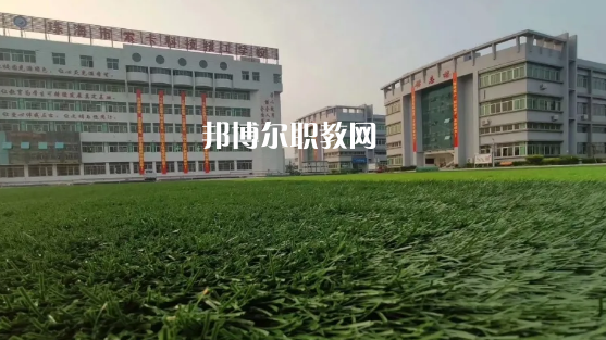 問：珠海索卡科技技工學校怎么樣、好不好?  答:珠海市索卡科技技工學校是經珠海市人力資源和社會保障局批準成立，廣東索卡集團有限公司創(chuàng)辦的以培養(yǎng)中級技術人才為主的全日制中等技工學校。學校位于粵港澳大灣區(qū)的珠海市后花園高欄港經濟區(qū)平沙鎮(zhèn)，是2020年珠海市西部地區(qū)僅有的一所中等職業(yè)學校。學校被列為廣東省足球協(xié)會(珠海)培訓實驗基地、珠海市新型技能人才培訓基地，珠海市國防與公共安全體驗基地。  珠海索卡科技技工學校就業(yè) 學校堅持校企合作的辦學思路，采取訂單式的人才培養(yǎng)模式，與省市足協(xié)和部分省內外高等院校、眾多優(yōu)質企業(yè)建立了校企合作關系，學生就業(yè)率保持在100%。索卡集團以“體育+旅游”產業(yè)開發(fā)為核心，多元化經營，業(yè)務覆蓋體育、游艇、教育、酒店、醫(yī)療、康復康養(yǎng)、產業(yè)科研、商業(yè)運營、資本投資等領域，2019年正在珠海市平沙鎮(zhèn)投資建設“索卡國際足球小鎮(zhèn)”項目，計劃總投資60億元人民幣。  珠海索卡科技技工學校 學校規(guī)劃占地面積205畝，現有建筑面積約3萬平方米，環(huán)境優(yōu)美，交通便利，教學生活設施齊全，是一所獨具特色的技工學校。學校建有標準足球場、籃球場、排球場、羽毛球場、乒乓球場等活動場所。有教學樓、實訓樓、學生公寓樓、學術報告廳、學生社團活動中心等教育教學生活場所。  珠海索卡科技技工學校管理 學校管理科學規(guī)范，采取全封閉軍事化管理模式。學校有一支既能從事理論教學，又能指導實訓的“雙師型”隊伍。學校堅持“以就業(yè)為導向、以服務為宗旨、以質量求生存、以管理樹形象、以特色謀發(fā)展，達到學生、家長、用人單位滿意”的辦學理念，根據市場需求，對接企業(yè)建專業(yè)，對接崗位設課程，根據興趣選專業(yè)，與就業(yè)市場緊密對接。  我們的起點可能很低，但我們要有扭轉局面的能力，努力把自己的成績提升上去，很多的學校都是看重統(tǒng)招的分數線的，只有把自己的學習提升上了了，你在考試中才能夠游刃有余，一次考試定乾坤，最后選擇有優(yōu)勢的學校。