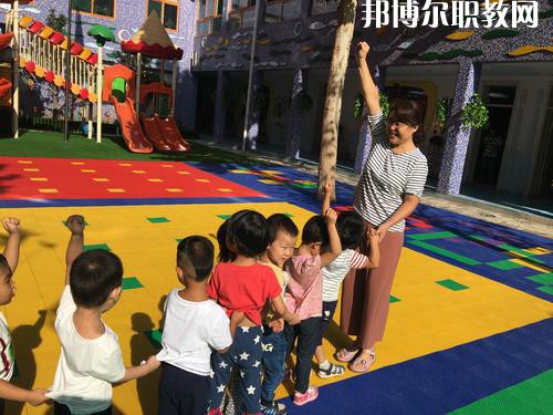 隨著我國人口基數(shù)的大幅上漲，我國幼兒園的數(shù)量呈現(xiàn)逐年遞增的趨勢，但符合現(xiàn)在教育標準的專業(yè)性幼兒教師卻少之又少，所以說幼兒教師行業(yè)是現(xiàn)目前非常有發(fā)展前途的行業(yè)之一。近日就有不少同學(xué)咨詢小編關(guān)于成都女生讀幼師學(xué)校學(xué)什么專業(yè)好?女生若是想學(xué)幼師類專業(yè)，可以選擇的專業(yè)方向是很多的，在這里就給大家介紹一下。  學(xué)前教育專業(yè)就業(yè)前景 在早期教育方面，0-3歲是人的一生中發(fā)展最重要的時期。一個人的學(xué)習(xí)能力的50%是在生命的頭4年中發(fā)展起來的，初生嬰兒的腦發(fā)育比15歲孩子快1000倍。很多思想和智力是在3歲前打下基礎(chǔ)的。0-3歲是嬰幼兒成長的關(guān)鍵期：最初的身體素質(zhì)、智力發(fā)展、個性品質(zhì)的形成于發(fā)展都是從這里開始的。越來越多的家長開始接受并重視早期教育，早期教育在我國經(jīng)過10余年的發(fā)展已經(jīng)形成相當?shù)囊?guī)模，不僅是大城市，就算是三、四線城市也隨處可見大大小小的“親子園”“親子中心”“早教中心”等早教機構(gòu)，但專業(yè)的早期教育師資嚴重不足。  學(xué)前教育專業(yè)就業(yè)崗位 1、教師或兒童顧問;  2、兒童發(fā)展評估和指導(dǎo)人員、兒童教育和衛(wèi)生發(fā)展政策制定者、兒童教育咨詢專家——在有關(guān)政府機關(guān)、各大醫(yī)院的兒科門診工作;  3、兒童專欄節(jié)目采編人員——在報社、雜志社、電臺電視臺等媒體工作;  4、各類兒童用品開發(fā)的專業(yè)顧問或市場調(diào)查和分析專業(yè)人士等。  幼師專業(yè)介紹 培養(yǎng)目標：本專業(yè)培養(yǎng)熱愛幼兒教育事業(yè)，能適應(yīng)幼兒教育改革與發(fā)展的需要，關(guān)愛幼兒，有良好的師德、寬厚的科學(xué)文化知識和扎實的學(xué)前教育專業(yè)理論，具有過硬的專業(yè)技能、教育能力及教育研究的意識和能力，綜合素質(zhì)高，能在托幼機構(gòu)從事0-6歲保教、管理工作的幼兒教師。  核心課程：舞蹈，視唱，琴法，樂理，聲樂，美術(shù)，鍵盤和聲與伴奏，幼兒歌曲伴奏，玩教具制作，教師口語，教師禮儀，幼兒游戲與主持，幼兒教育學(xué)，兒童文學(xué)，幼兒衛(wèi)生與保健，幼兒心里學(xué)，幼師英語，珠心算等。  女生讀學(xué)前教育怎么樣 學(xué)前教育前景不錯，對女孩來說尤其是不錯的選擇。特別是有品牌的幼兒園，十分吃香。  隨著我國幼教事業(yè)的迅速發(fā)展，對于幼兒教師和管理人員的需求驟增，幼師專業(yè)的畢業(yè)生供不應(yīng)求。盡管今年來全國各地一些院校增建了學(xué)前教育專業(yè)來培養(yǎng)幼兒教師，仍然不能滿足整個社會的需求。  國家中長期教育改革和發(fā)展規(guī)劃綱要(2010-2020年)中指出，到2020年，普及學(xué)前一年教育，基本普及學(xué)前兩年教育，重視0至3歲嬰幼兒教育。大力發(fā)展公辦幼兒園，積極扶持民辦幼兒園。嚴格執(zhí)行幼兒教師資格標準，依法落實幼兒教師地位和待遇。  上面關(guān)于成都女生讀幼師學(xué)校學(xué)什么專業(yè)好，小編給大家介紹了。幼教專業(yè)現(xiàn)在已經(jīng)成為了當代女生選擇的熱門的教育行業(yè)之一。因為幼師是孩子成長關(guān)鍵的存在，越來越多的孩子需要受到教育，幼兒教師在今后的道路是很寬廣的。對于女生來說，幼師專業(yè)還是不錯的，因為將來從事工作上會有許多優(yōu)勢，比較好就業(yè)。