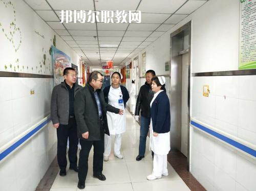 新疆石河子衛(wèi)生學(xué)校2021年招生錄取分?jǐn)?shù)線?我們讀書的同學(xué)就知道分?jǐn)?shù)是很重要的，同學(xué)們自己在找學(xué)校的時(shí)候就知道，同學(xué)們?nèi)タ磳W(xué)校學(xué)校首先問的就是同學(xué)們自己的分?jǐn)?shù)，小編就來給同學(xué)們整理一下，讓同學(xué)們有參考的。  新疆石河子衛(wèi)生學(xué)校2021年招生錄取分?jǐn)?shù)線 1.121團(tuán)一中380  2.142團(tuán)一中380  3.143團(tuán)一中380  4.148團(tuán)一中381  新疆石河子衛(wèi)生學(xué)校簡介 石河子衛(wèi)生學(xué)校地處祖國西北邊陲，位于新疆維吾爾自治區(qū)天山北麓的“戈壁明珠”石河子市，在市中心西小路151號(hào)，學(xué)校地理位置優(yōu)越，環(huán)境優(yōu)美，是教書育人的理想境地。1985年學(xué)校率先在全國倡導(dǎo)規(guī)范化護(hù)士教育，并制定了一整套管理制度。  學(xué)校老師撰寫的《整體化護(hù)理教學(xué)》已由新疆科技衛(wèi)生出版社發(fā)行，并在全疆護(hù)理教師培訓(xùn)中當(dāng)教材使用。掛牌之后，學(xué)校將把護(hù)理示范專業(yè)辦成技能型緊缺人才的培養(yǎng)培訓(xùn)基地，更好地為全疆各族人民服好務(wù)。  據(jù)了解，建校四十五年來，這個(gè)學(xué)校為自治區(qū)培養(yǎng)了10328名護(hù)理人才，其中少數(shù)民族學(xué)生占30%，為全疆農(nóng)牧區(qū)培養(yǎng)了一大批扎根基層、留得住、用得上的當(dāng)?shù)厣贁?shù)民族護(hù)理人才。  學(xué)校始建于1958年，占地面積40127平方米，建筑面積30067平方米，實(shí)驗(yàn)室面積1600平方米。設(shè)有護(hù)理、解剖、生理、生化、藥理、化學(xué)、微生物、計(jì)算機(jī)、遠(yuǎn)程、電教中心等11個(gè)實(shí)驗(yàn)室。學(xué)校開設(shè)有護(hù)理、英語護(hù)理、社區(qū)護(hù)理、醫(yī)學(xué)檢驗(yàn)、助產(chǎn)、藥劑等6個(gè)專業(yè)，現(xiàn)有在校生2672人。有漢、維吾爾、哈薩克、回、蒙古、滿、錫泊、烏孜別克、俄羅斯、塔吉克、克爾克孜等多種民族，其中少數(shù)民族的學(xué)生占全校在校學(xué)生總數(shù)的28%。學(xué)校現(xiàn)有在編教職工89人，專任教師45人，本科學(xué)歷占90.6%，雙師型”教師占42%。  同學(xué)們可以看看參考一下自己的分?jǐn)?shù)是在那個(gè)階段的，如果是高于這個(gè)分?jǐn)?shù)的話，同學(xué)們就可以報(bào)讀的哦，如果分?jǐn)?shù)是低于這個(gè)分?jǐn)?shù)的話，同學(xué)們自己就不要報(bào)讀了哦，所以，提前看看分?jǐn)?shù)也是可以的哦，不過不要忘了就是現(xiàn)階段最重要的還是復(fù)習(xí)的哦。
