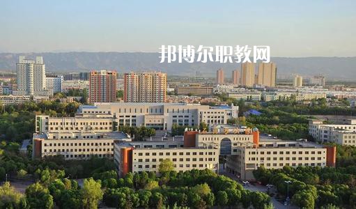 新疆石河子衛(wèi)生學校2021年有哪些專業(yè)?我們知道同學們在選擇專業(yè)的時候實際上專業(yè)比學校更重要，對于同學們來說在選擇專業(yè)的時候是需要慎重的。  新疆石河子衛(wèi)生學校專業(yè)設置 學校設有：護理學、藥劑學、檢驗學三大專業(yè)。其中護理學：有中專和大專兩種，大專為石河子大學在該校委培專業(yè)，頒發(fā)石河子大學的畢業(yè)證書。  新疆石河子衛(wèi)生學校學校優(yōu)勢 學校地址位于石河子市中心位置，旁邊為石河子市人民醫(yī)院(農八師石河子市人民醫(yī)院)也是石河子的120急救中心。步行至石河子市游憩廣場只需要10分鐘，學校地理位置屬于石河子市市中心。交通發(fā)達。  學習優(yōu)勢：每門課程都有專業(yè)的老師帶教，在每個假期，都將組織學生參與臨床見習，增加學生的臨床經驗。  其他優(yōu)勢：每一位在校生，都可以申請國家貧困助學金，國家撥款，每人每年1500元，均發(fā)至學生手上，解決了學生的基本溫飽問題，為貧困學生創(chuàng)造了學習條件。  另：南疆三地州學生、農村籍學生、貧困生(非城市、城鎮(zhèn)戶口)可以申請減免學費，每人每年減免2000元，即只需繳納400元，即可上學，完成貧困學生學習的心愿。學生可以使用半價火車票往返，每年4次。  新疆石河子衛(wèi)生學校學校榮譽 學校以治校嚴謹，講求質量，辦學成績斐然而著稱。多年來被石河子市評為“精神文明先進單位”、“民族團結先進單位”、“衛(wèi)生綠化先進單位”、“綜合治理先進單位”、“招生先進集體”，“德育教育先進學校”。 2000年通過兵團《中等醫(yī)學主要專業(yè)設置》評估;2003年通過兵團《中等職業(yè)學校合格評估》;2002年被國家教育部首批確定為“全國護理專業(yè)示范點學校”;2003年教育部評估為“全國重點中等職業(yè)學校”;2004年教育部確定為全國“護理專業(yè)領域技能型人才培養(yǎng)培訓基地”，同時，被國家教育部列為“全國衛(wèi)生職業(yè)教學模式研究課題組學校”、“面向二十一世紀全國衛(wèi)生職業(yè)學校系列教改教材編輯委員會”學校. 2005年4月，參加“全國護理教學改革成果展示賽”榮獲團體“二等獎”和“組織獎”。2005年12月被教育教育部評為“全國護理教學改革先進學校”。  小編為同學們整理好了學校的招生專業(yè)，同學們可以仔細的看看，對于同學們自己來說選擇一個適合自己的專業(yè)是非常重要的事情的哦，這樣才能保證后期的就業(yè)的哦。