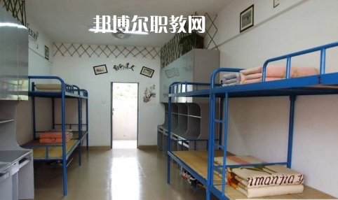 貴定縣技工學(xué)校報(bào)名條件、招生要求、招生對(duì)象是什么要求呢?每一個(gè)學(xué)校在招收學(xué)生的時(shí)候都是會(huì)有自己的要求的，同學(xué)們?cè)谡覍W(xué)校的時(shí)候也特別的擔(dān)心自己能不能符合到學(xué)校，小編就遇到很多這樣的學(xué)生來(lái)問(wèn)，為了幫助同學(xué)們了解，小編就來(lái)整理一下學(xué)校這方面的要求。  貴定縣技工學(xué)校招生對(duì)象和條件 具有本縣戶籍井且參加當(dāng)年中招考試，品德合格、身體健康，自愿報(bào)名的應(yīng)屆初中畢業(yè)生     貴定縣技工學(xué)校錄取方式 根據(jù)當(dāng)年高中錄取分?jǐn)?shù)線下浮50分以內(nèi)，錄滿名額為止。  貴定縣技工學(xué)校就讀形式 第一學(xué)年在貴定職校就讀，開(kāi)設(shè)普通高中一年級(jí)課程，適當(dāng)增加職業(yè)技能基礎(chǔ)課。一年后通過(guò)參加由貴定一中統(tǒng)一組織的選拔考試，按比例分流到貴定一中就讀。也可根據(jù)自己的意向選擇我校專業(yè)就讀，走技能成才之路，通過(guò)備考后報(bào)讀高職院校。  貴定縣技工學(xué)校校企合作 為貫徹落實(shí)好國(guó)家關(guān)于加強(qiáng)東西部扶貧協(xié)作的要求，進(jìn)一步加強(qiáng)職業(yè)教育東西協(xié)作，發(fā)揮職業(yè)教育助推脫貧攻堅(jiān)的重要作用。5月7日，副縣長(zhǎng)荊茂團(tuán)、政府辦副主任韋凱倫、扶貧辦副主任蔡健一行，來(lái)到貴定職校開(kāi)展關(guān)于廣州市南沙區(qū)“美的集團(tuán)”專項(xiàng)結(jié)對(duì)幫扶調(diào)研會(huì)議，貴定縣人力資源和社會(huì)保障局副局長(zhǎng)、黨組副書(shū)記、貴定職校校長(zhǎng)周傳德同志、副校長(zhǎng)羅連慧等參加了會(huì)議。  會(huì)上，荊茂團(tuán)副縣長(zhǎng)首先指出：要貫徹好國(guó)家“東西協(xié)作”的要求，落實(shí)好東部地區(qū)幫助西部地區(qū)盡快實(shí)現(xiàn)全面脫貧的工作，他強(qiáng)調(diào)，在職業(yè)教育上解決學(xué)生就業(yè)問(wèn)題是關(guān)鍵。他還向貴定職校校長(zhǎng)周傳德同志提出希望：希望貴定職校能輸送專業(yè)性強(qiáng)的學(xué)生到廣州市南沙區(qū)“美的集團(tuán)”工作，解決學(xué)生就業(yè)難的問(wèn)題。隨后，周校長(zhǎng)向荊副縣長(zhǎng)匯報(bào)了我校當(dāng)前面臨的**困難是缺乏專業(yè)教師和教學(xué)設(shè)施設(shè)備，希望廣州方面能夠給予幫助。  荊副縣長(zhǎng)立即表示：廣州市南沙區(qū)“美的集團(tuán)”會(huì)派相關(guān)的專業(yè)人員到貴定職校進(jìn)行培訓(xùn)和指導(dǎo)，并希望我校派出相關(guān)專業(yè)教師到美的集團(tuán)進(jìn)行交流學(xué)習(xí)，目的是加快校企合作的廣度與深度，促進(jìn)教學(xué)、師資隊(duì)伍質(zhì)量的全面提升，提高就業(yè)簽約率與對(duì)口率;如果我校與“美的集團(tuán)”確定校企合作關(guān)系后，“美的集團(tuán)”將會(huì)給學(xué)校提供相關(guān)的專業(yè)設(shè)施設(shè)備，開(kāi)展師資能力培訓(xùn)等，以提高專業(yè)的教育教學(xué)質(zhì)量，真正實(shí)現(xiàn)“一人就業(yè)、全家脫貧”。  小編為同學(xué)們整理了關(guān)于學(xué)校的招生條件這些，實(shí)際上正常畢業(yè)的同學(xué)基本都是可以就讀的，只是在學(xué)習(xí)專業(yè)的時(shí)候同學(xué)們需要慎重一點(diǎn)，有的專業(yè)是有專業(yè)要求的，那個(gè)就必須符合，因?yàn)殛P(guān)系到今后的就業(yè)的情況的，小編建議同學(xué)們?nèi)绻_實(shí)是要就讀職校的話都要提前一點(diǎn)選擇好。