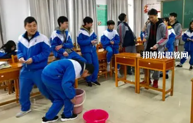 貴陽(yáng)市經(jīng)濟(jì)貿(mào)易中等專業(yè)學(xué)校2022年學(xué)費(fèi)、收費(fèi)多少